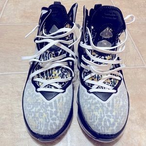 Lebron James 19 size 8.5 cheetah prints Kids Basketball